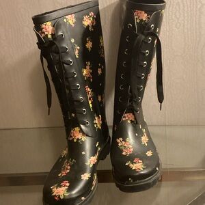 Noelle Black Floral Women's Boots SZ 9. $29